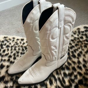 (womens 9) WHITE COWBOY BOOTS